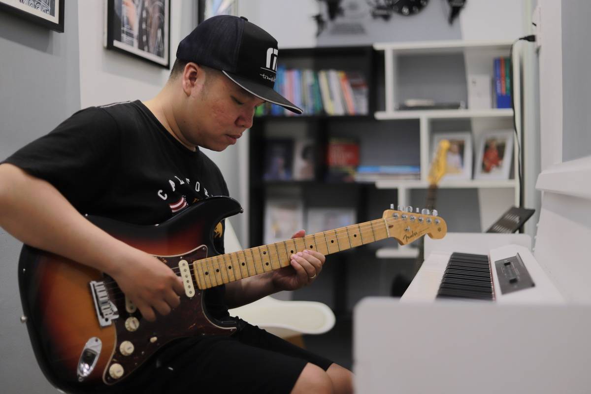 KHÓA HỌC GUITAR ELECTRIC 1 KÈM 1 BÀI BẢN ĐẦU TIÊN TẠI HÓC MÔN