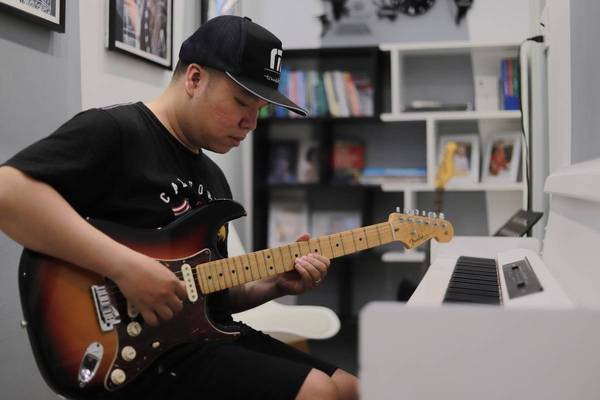 KHÓA HỌC GUITAR ELECTRIC 1 KÈM 1 BÀI BẢN ĐẦU TIÊN TẠI HÓC MÔN